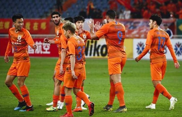 曼联门将奥纳纳出击撞倒卡拉季奇 曼联门将奥纳纳出击撞倒卡拉季奇