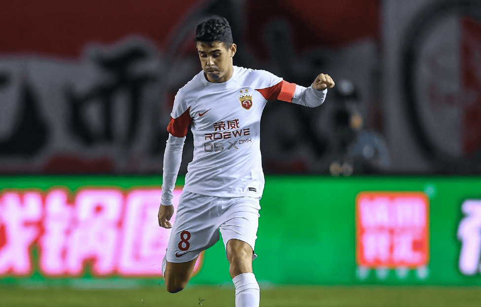 曼联门将奥纳纳出击撞倒卡拉季奇 曼联门将奥纳纳出击撞倒卡拉季奇